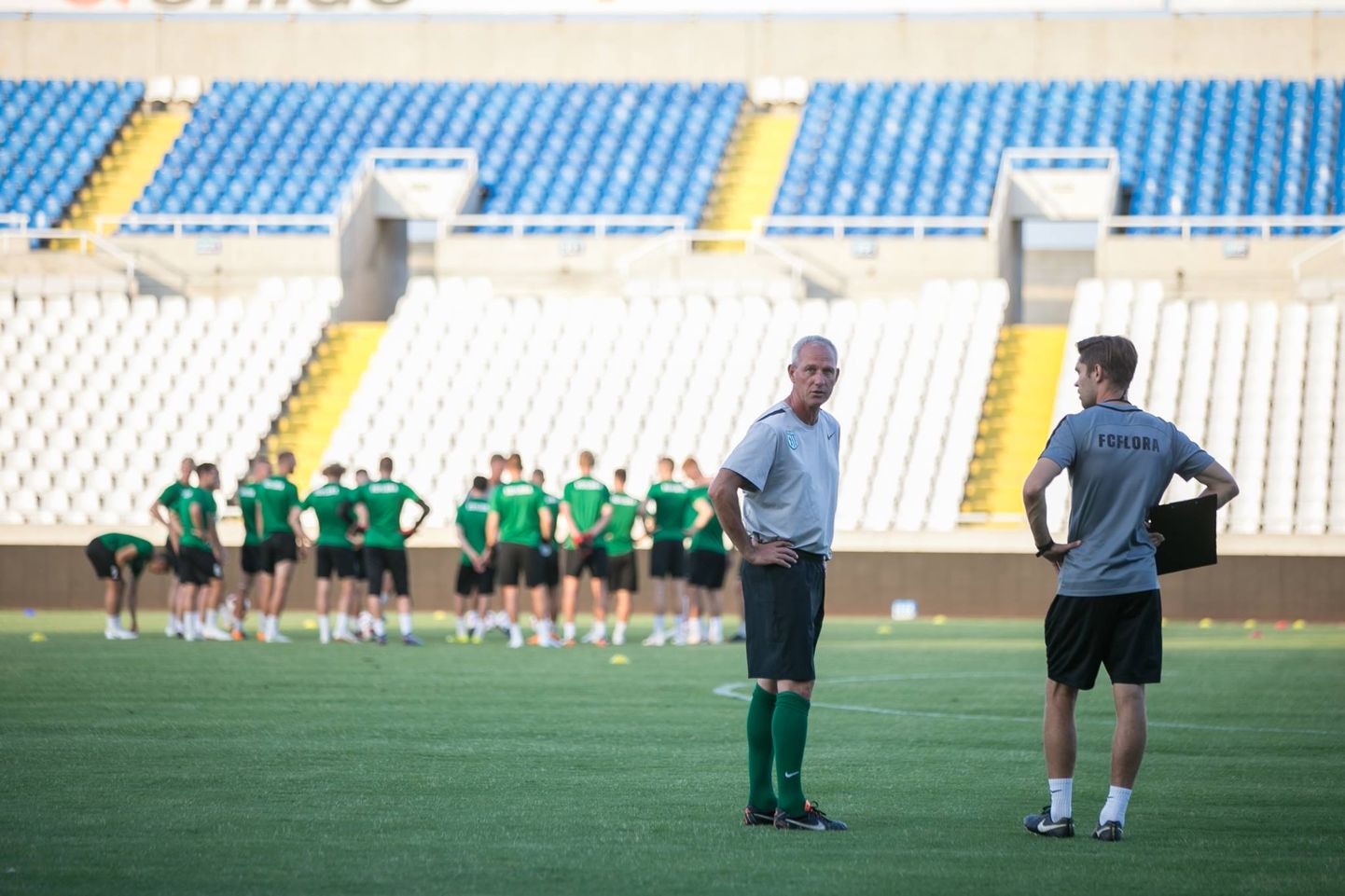 Flora peatreenerid Jürgen Henn ja Arno Pijpers ning meeskond Küprosel mänguks valmistumas.