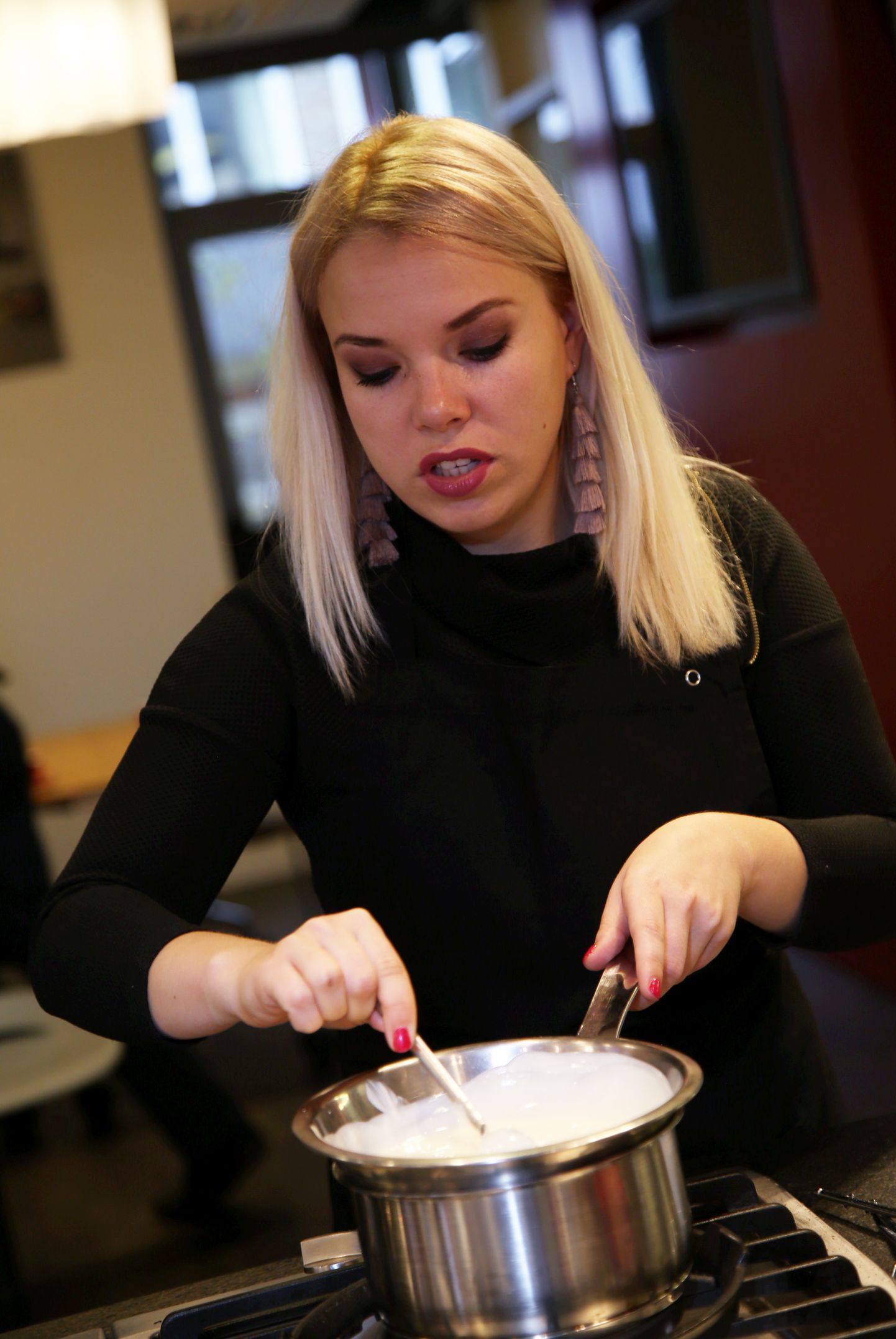 Projekta vēstnese, dziedātāja Ieva Sutugova piedalās projekta "Apsveikums Latvijai" kūku cepšanas meistarklasē salonā "Miele". Ilustratīvs attēls.