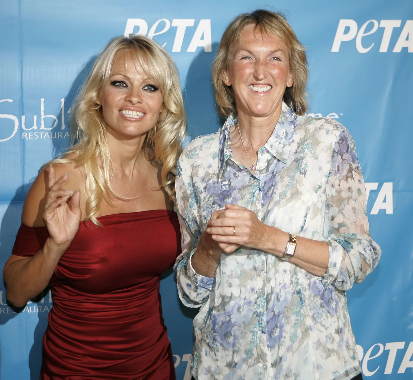PETA reklaamnägu Pamela Anderson ja PETA president Ingrid Newkirk