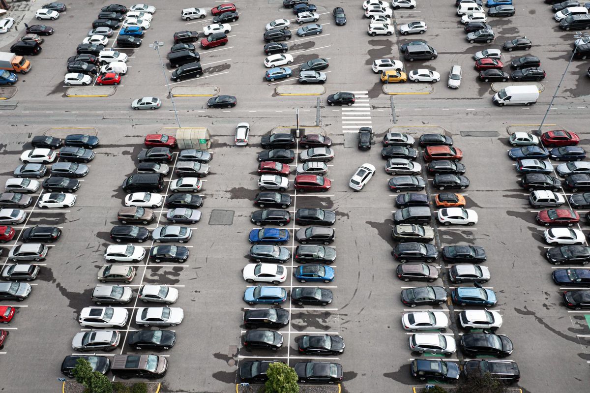 Autod kaubanduskeskuse parklas on läbilõige ühiskonnast.