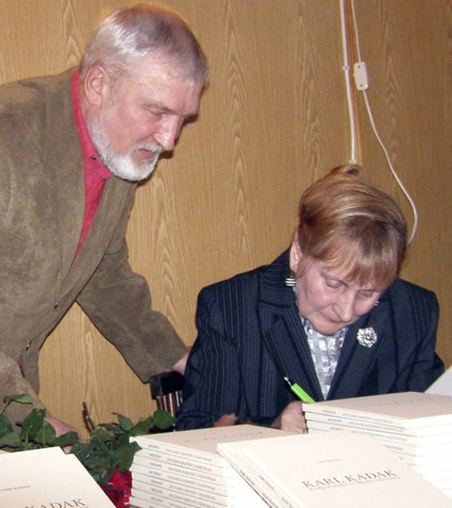 Raamatu “Karl Kadak. Karjapoisist lubjakuningaks” autorilt Aime Kinnepilt palusid autogrammi või pühendust kümned inimesed.