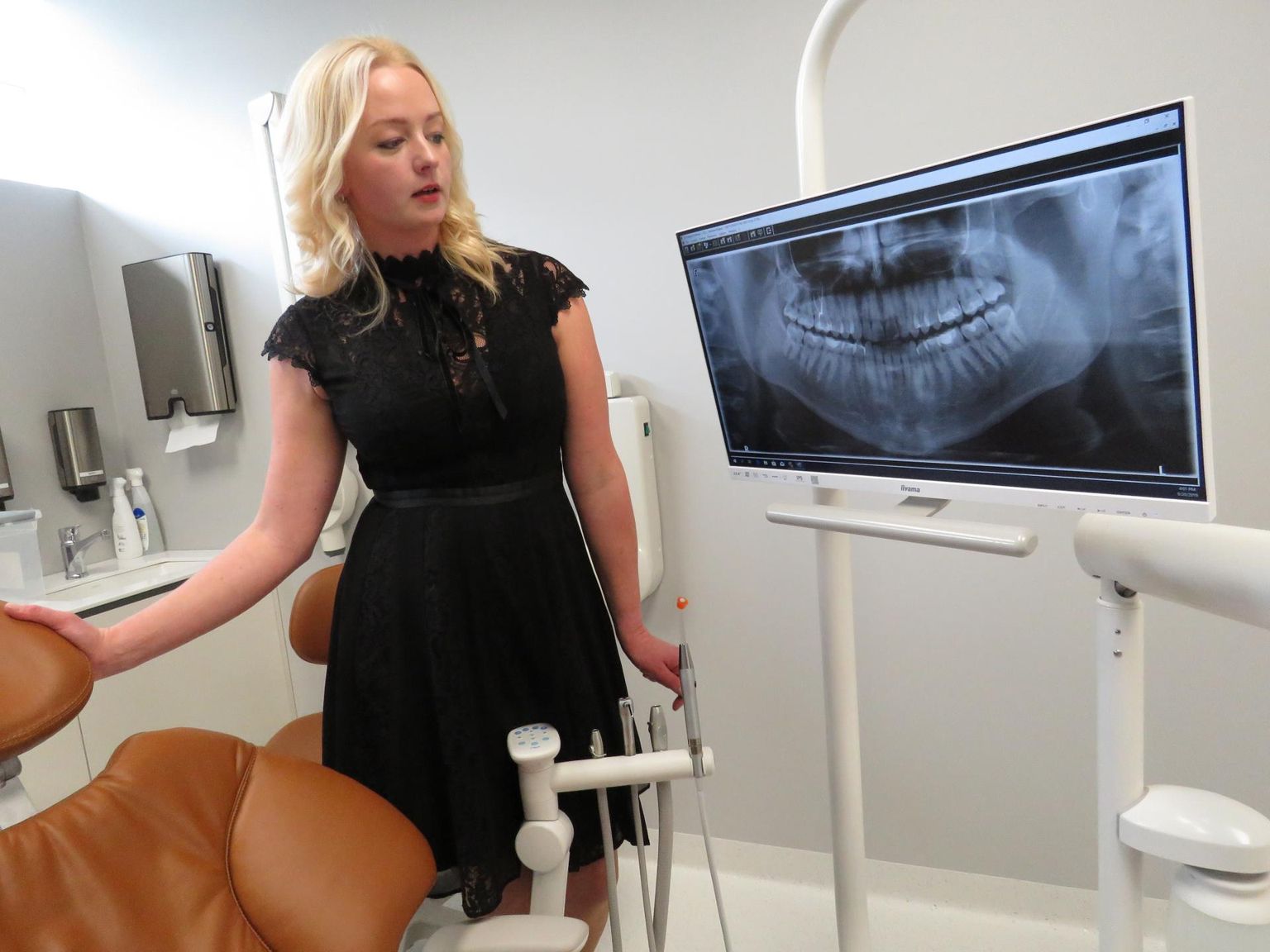 Hambaarst Kristina Kull avas kodukandis Otepääl hambakliiniku. «Meie tänased esmaklassilised seadmed vastavad homsetele nõuetele,» ütles ta.