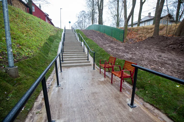 Neljapäeva hommikuks olid piirded pinkide kohalt lahti lõigatud.