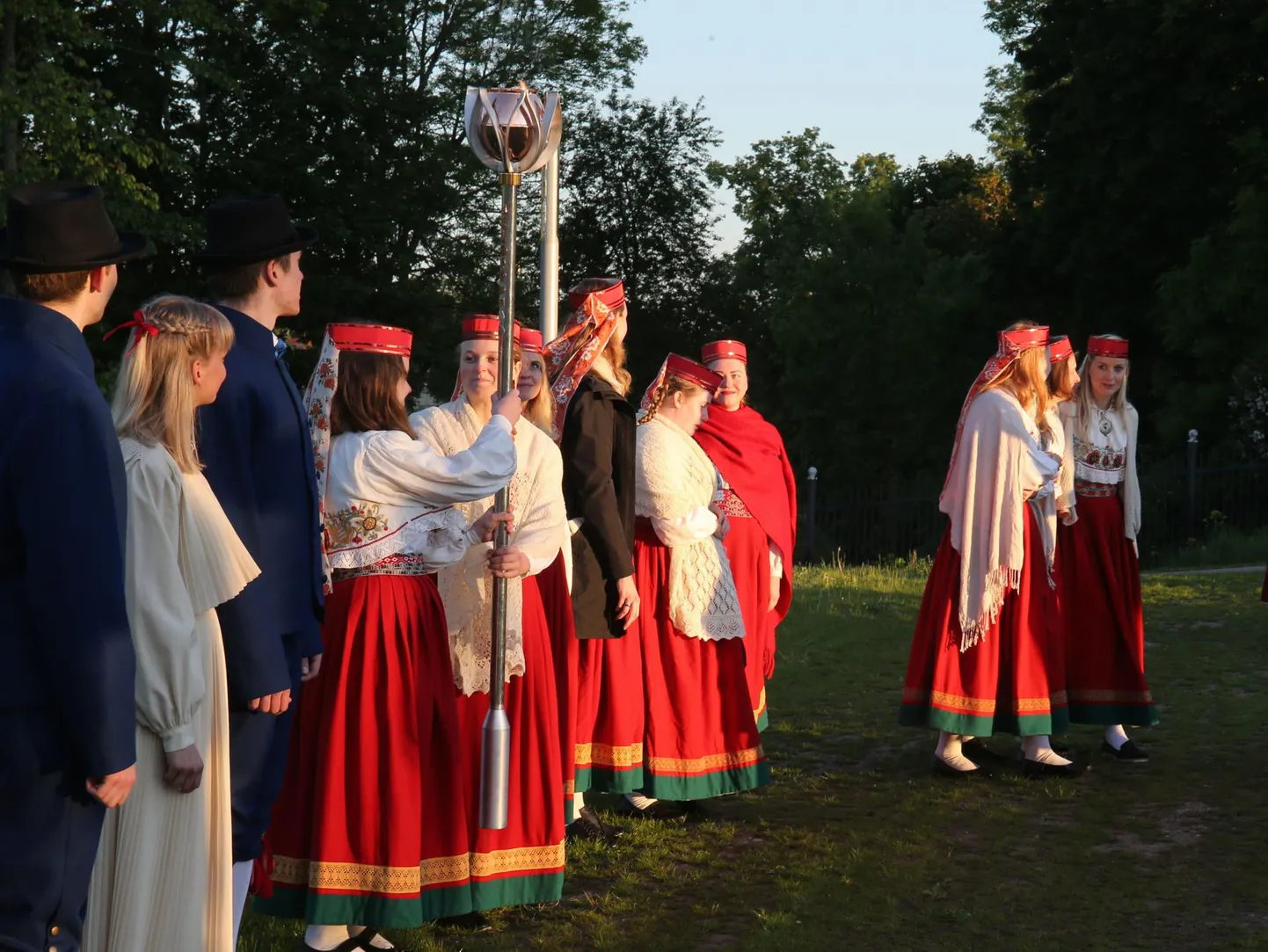 XXVII laulu- ja XX tantsupeo «Minu arm» tule süütamine 1. juunil Raadi mõisapargis. Laupäeval süüdatakse sellest Tartu laulupeo tuli.