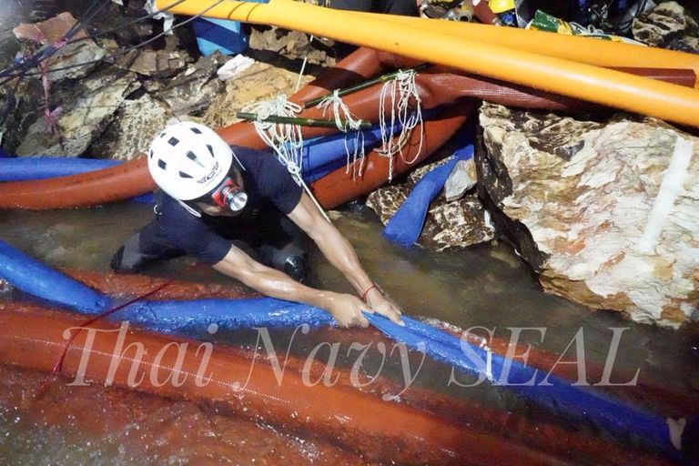 Päästetöötajad teevad ettevalmistusi jalgpallipoiste päästmiseks Tham Luangi koobastikust