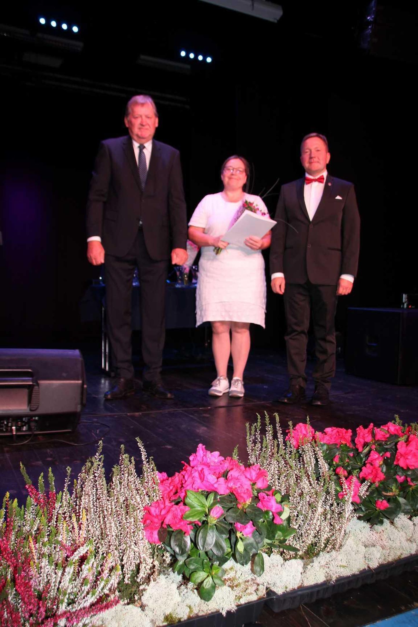 Vallavanem Jaanus Barkala (paremal) ja volikogu esimees Rein Pullerits tunnustasid ka Külli Teearu Otepää muusikakoolist.