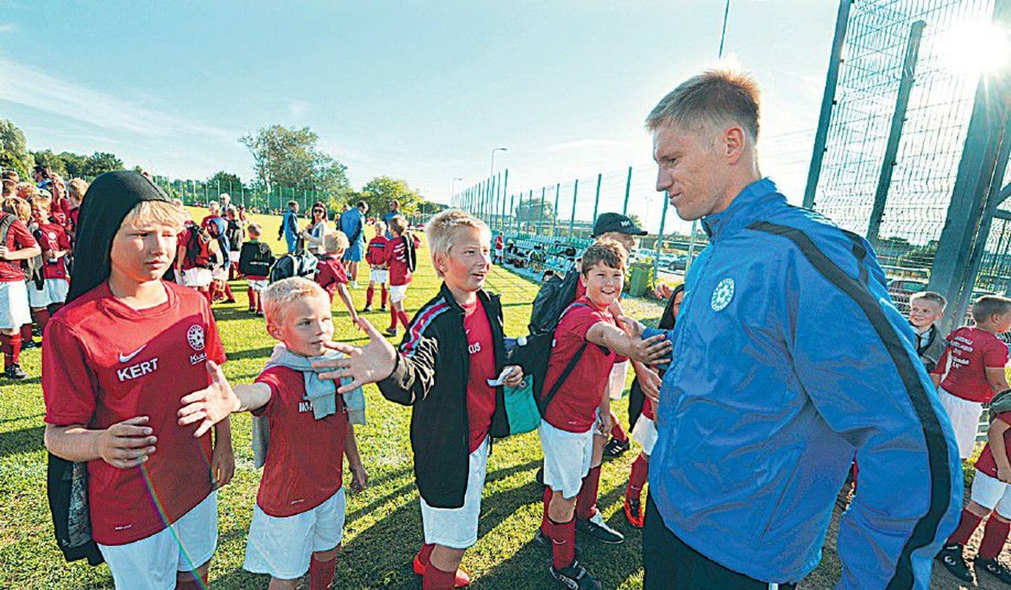 Тармо Кинка приветствовали не агенты и адвокаты, а дети, участвующие в летнем футбольном лагере в Эстонии.