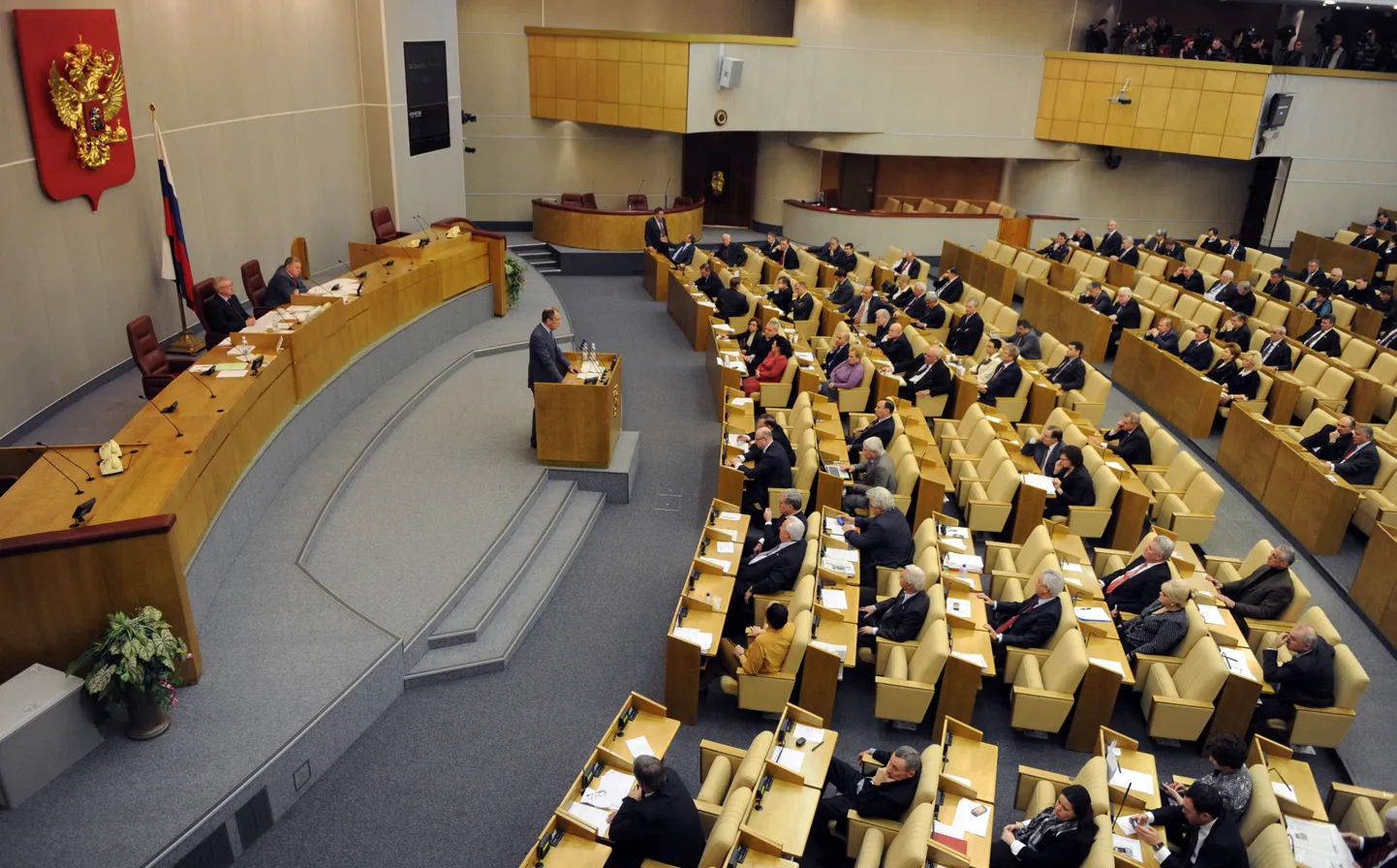 Vene riigiduuma ees kõnepuldis seisab välisminister Sergei Lavrov, kes võttis sõna enne leppe esimest lugemist 24. detsembril 2010.