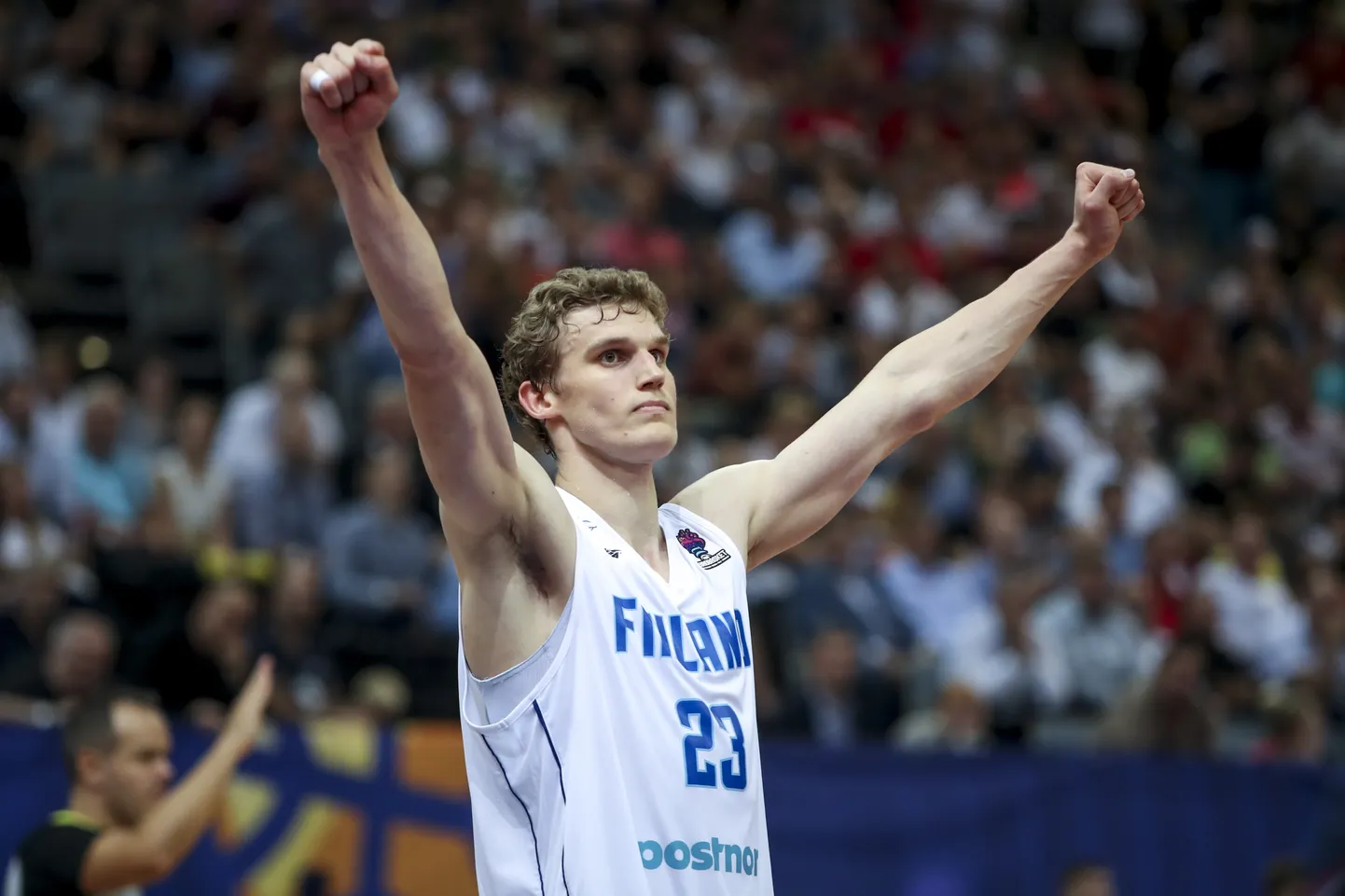 Lauri Markkanen tähistab Soome koondise edu.