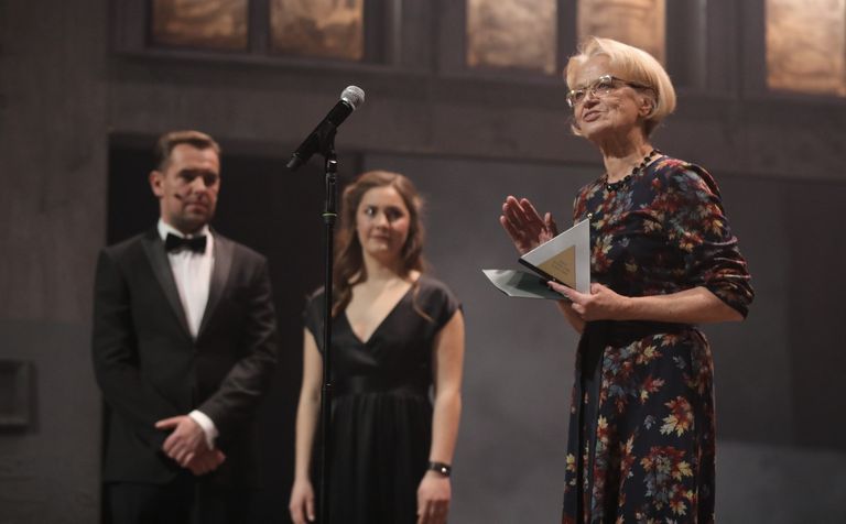 "Spēlmaņu nakts" balvas nominācijā "Gada aktrise otrā plāna lomā" saņēmēja Latvijas Nacionālā teātra aktrise Lolita Cauka par Ortas lomu izrādē "Pūt, vējiņi!" balvu pasniegšanas ceremonijā Dailes teātrī.