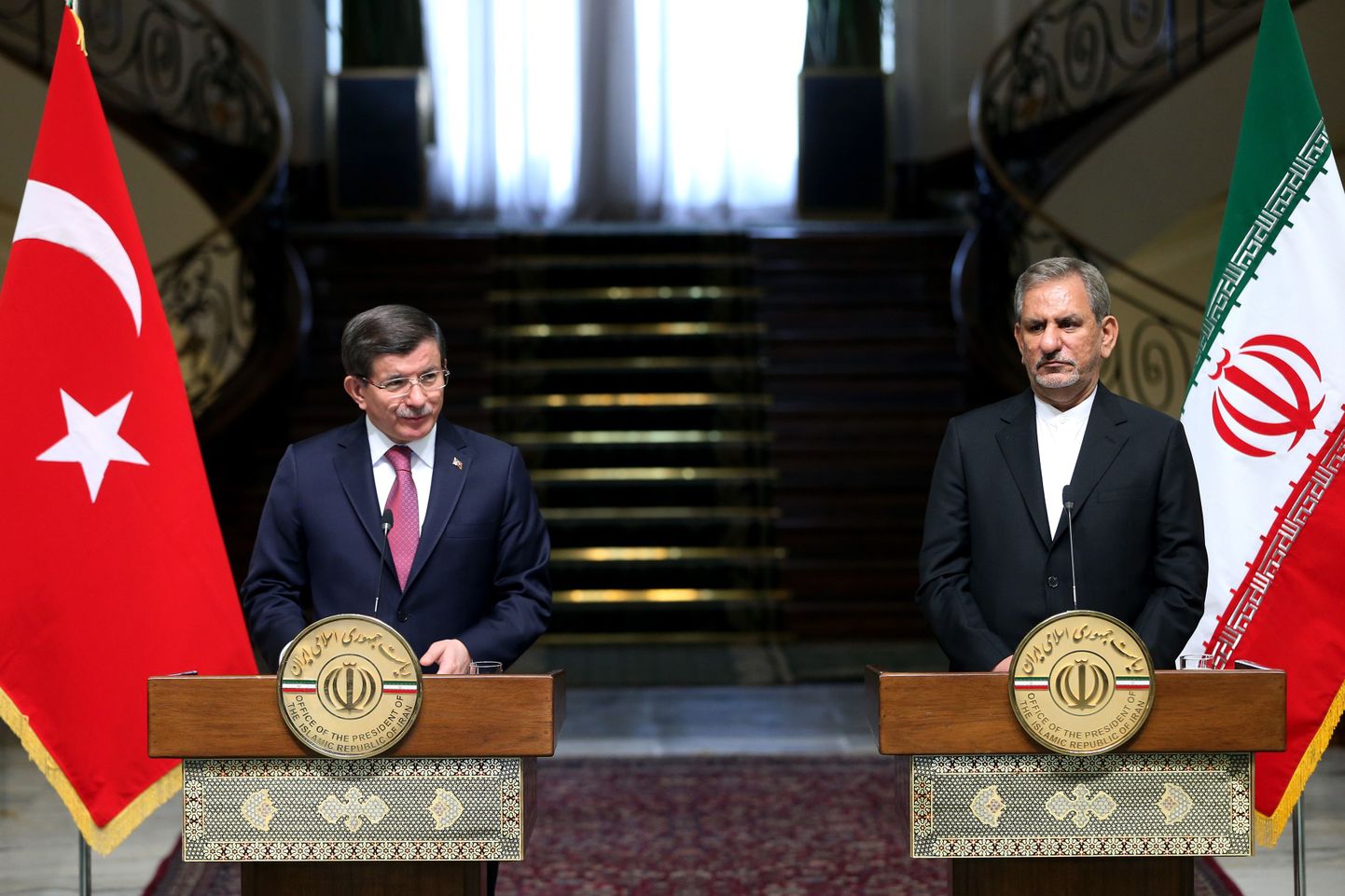 Ахмет Давутоглу на совместной пресс-конференции с иранским вице-президентом Эссхаком Джахангири.