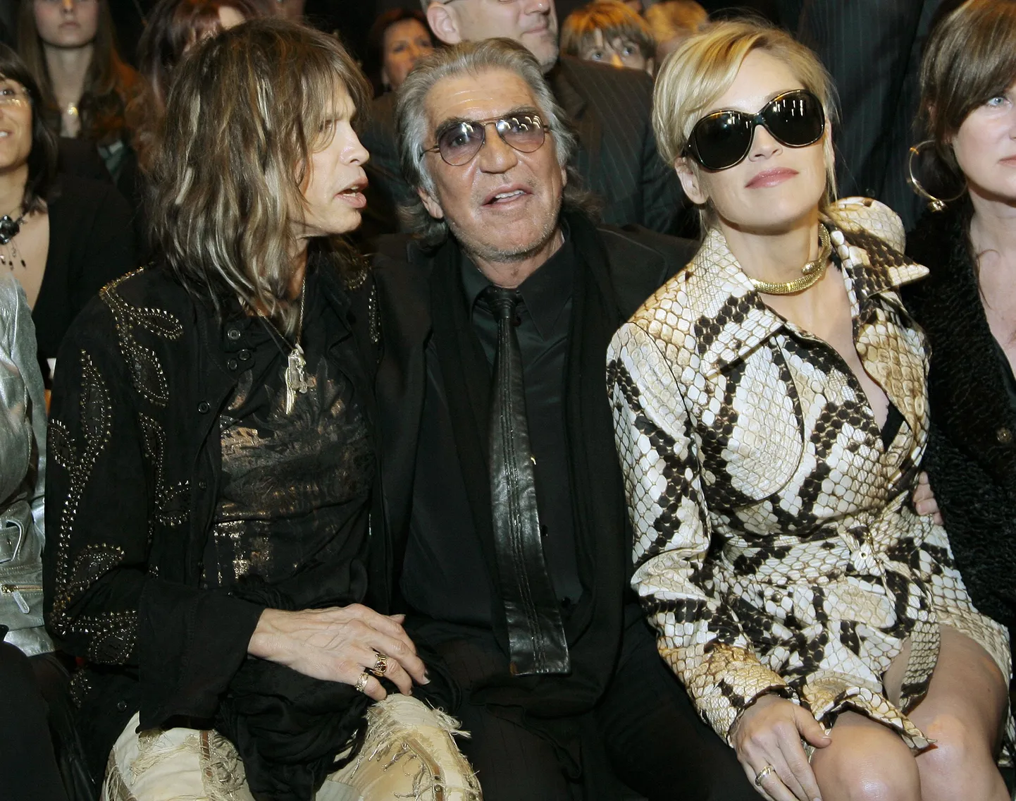 Itaalia moelooja Roberto Cavalli (keskel) istub koos Sharon Stone'i (paremal) ja Steven Tyleriga.