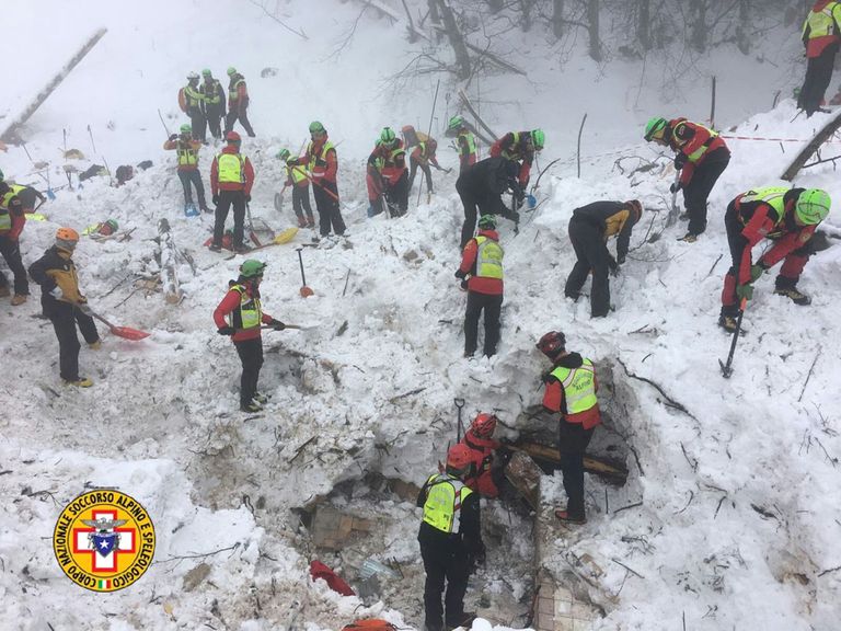 Päästjad lumme mattunud hotelli välja kaevamas