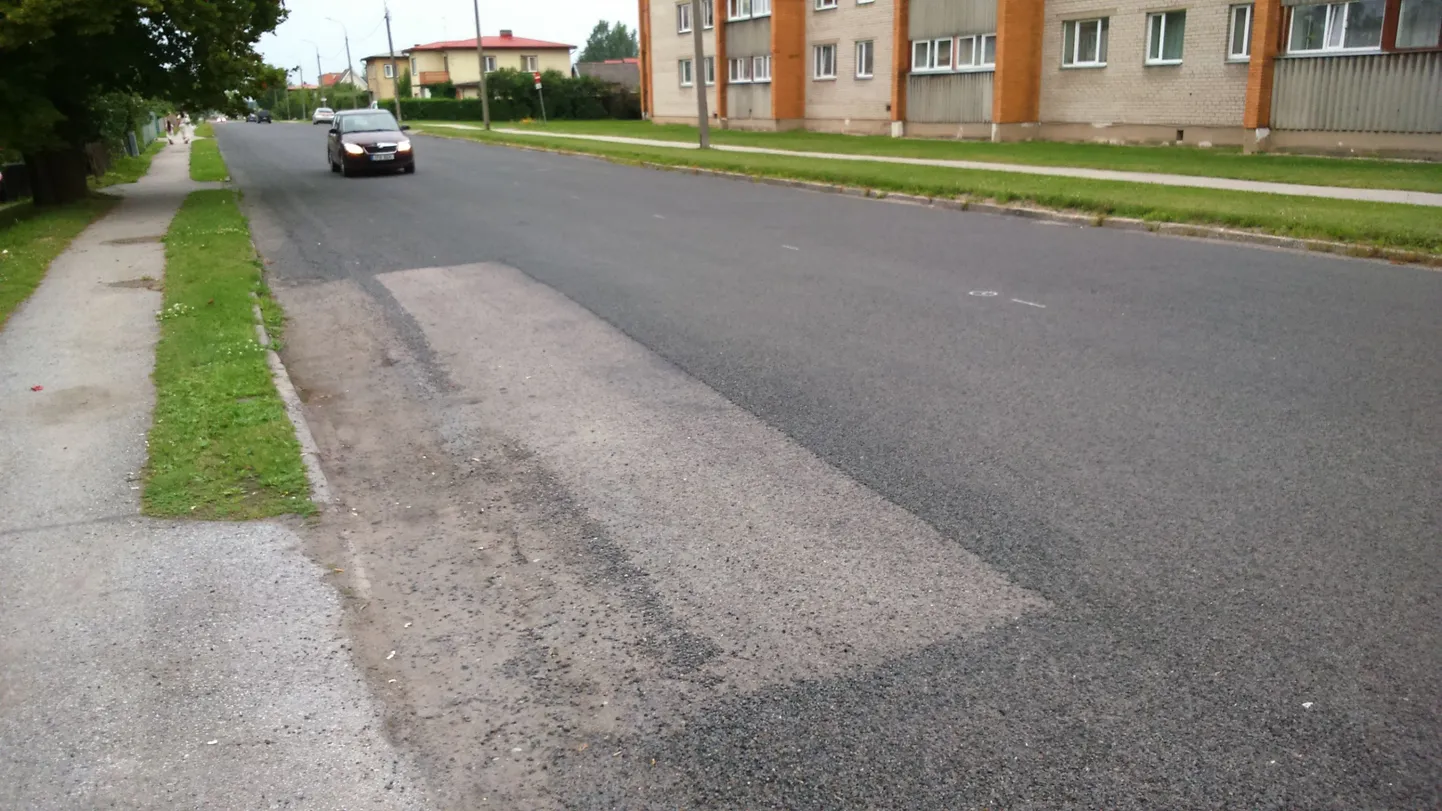 Viljandis Lääne tänaval jäi auto alt tee pindamata.
