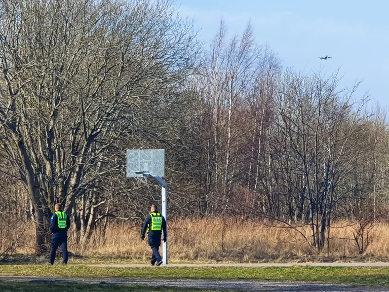 Kuna noored ei võtnud drooni kuulda, läksid politseinikud ise kohale ja vestlesid noormeestega.