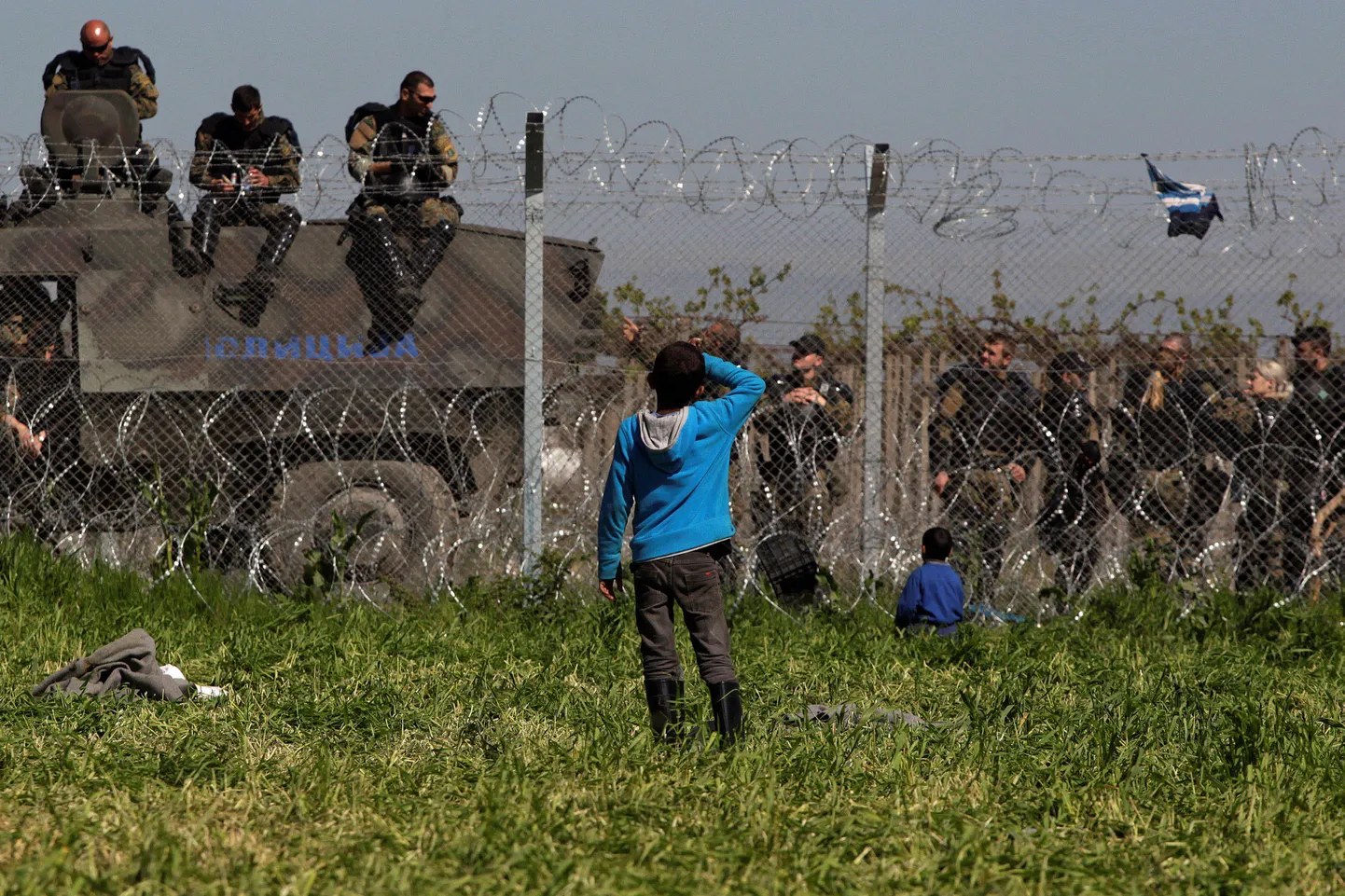 Väike põgenik Kreeka- Makedoonia piiril, Kreeka poolel seismas