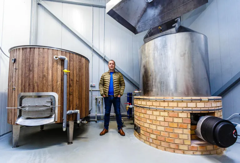 Joogi valmistamise jaoks on Võru õlletehase Valka tehases säärased retrovälimusega atribuudid. Tehase üks omanikest Einar Visnapuu ütles, et päris puuküttel katelt siiski ei julgetud kasutada.