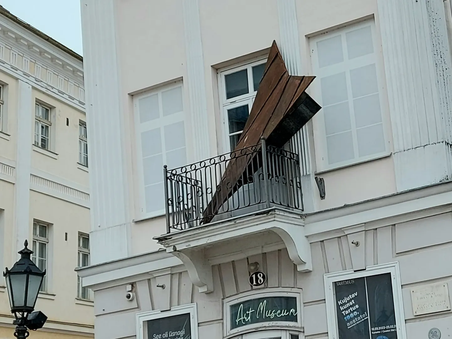 Lennuk Tartu raeplatsi viltuse maja rõdul.