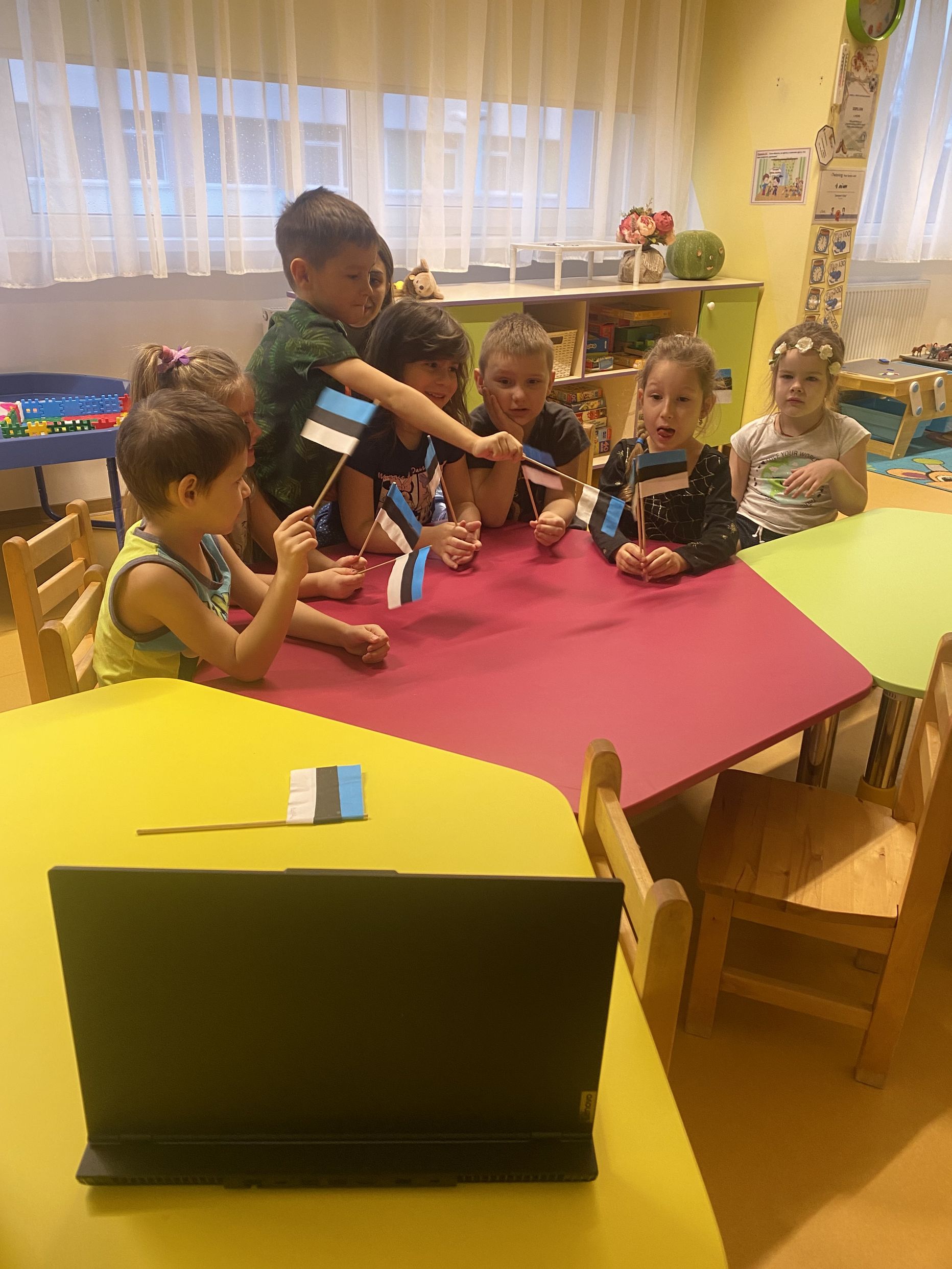 Во время виртуального общения с друзьями из других стран дети "Мишутки" обязательно знакомят их со своей страной, поют песни на эстонском языке.