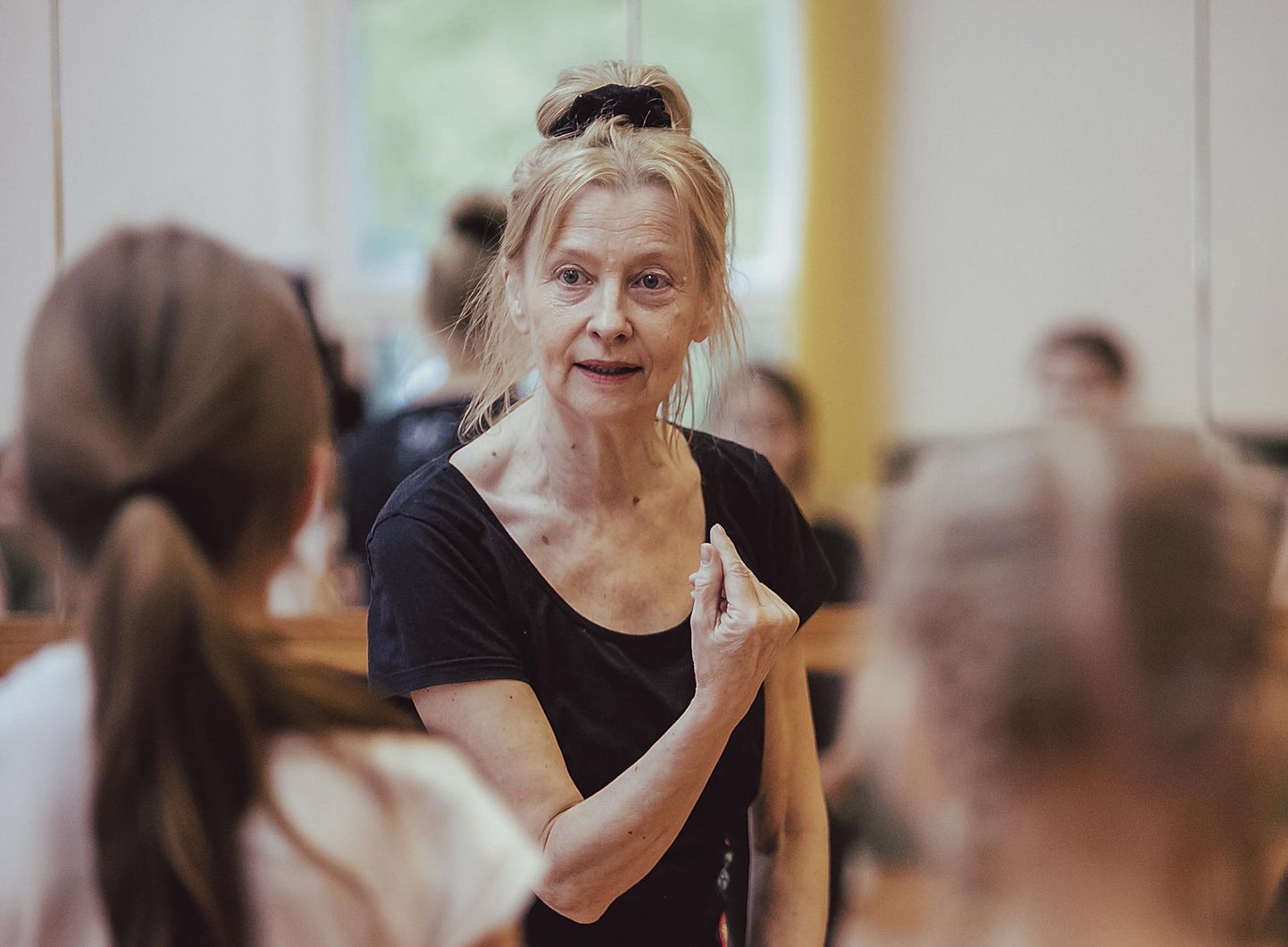 Laine Mägi tantsukoolis end ise näitlejana ei tunne. Seal ta täidab nii koristaja, valvuritädi kui tantsuõpetaja rolli.