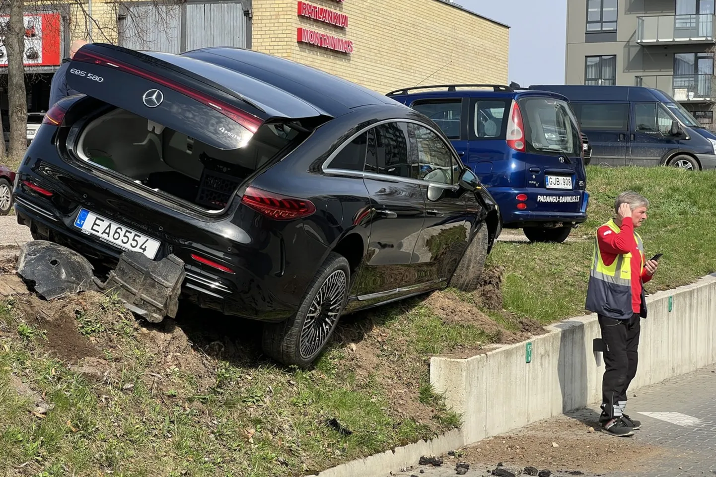 Необычная авария в Вильнюсе: дорогой электро-Mercedes "сам собой" врезался в стену