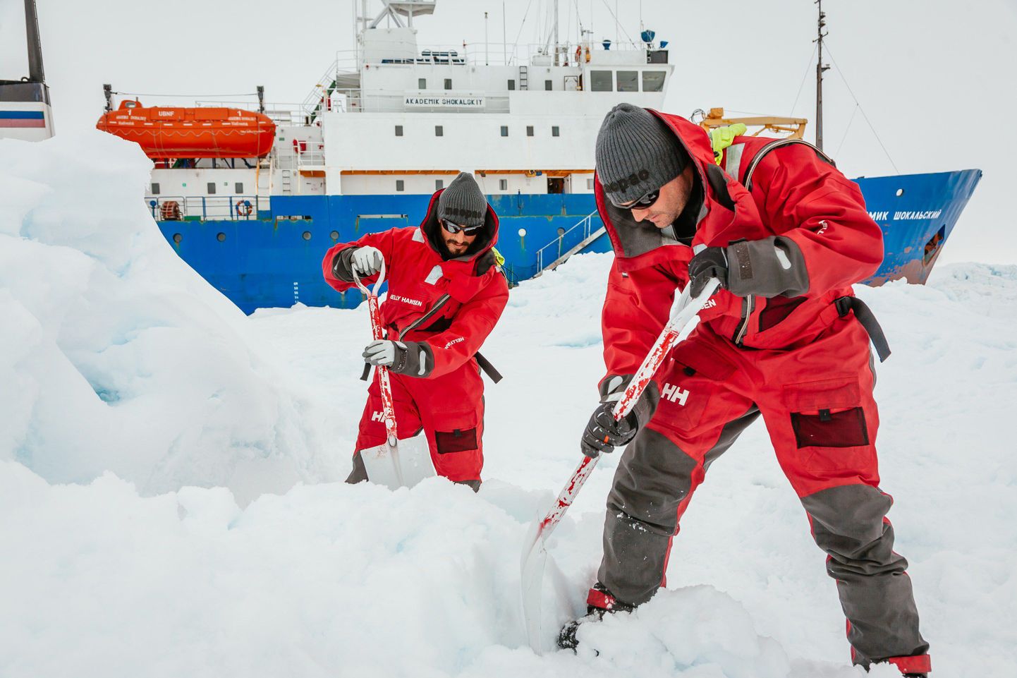 Antarktikas uurimislaevaga jää- ja lumevangis olevad teadlased helikopteri maandumisplatsi ette valmistamas