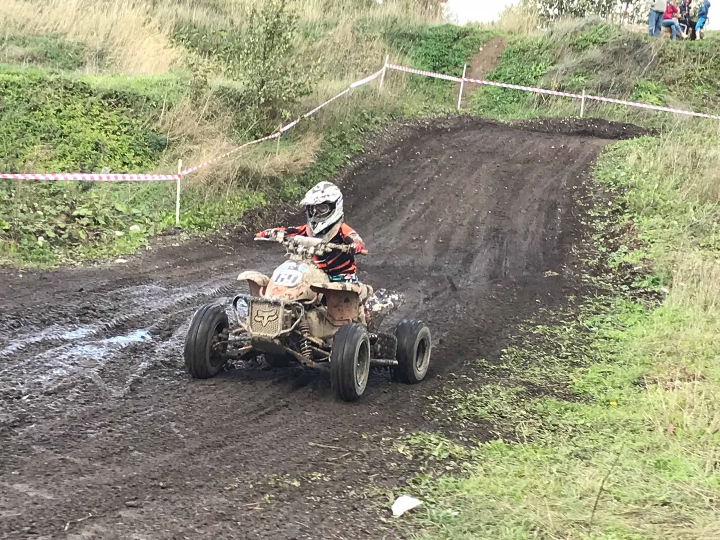 Lapsed saavad Imavere krossirajal oma motohuvi rahuldada.