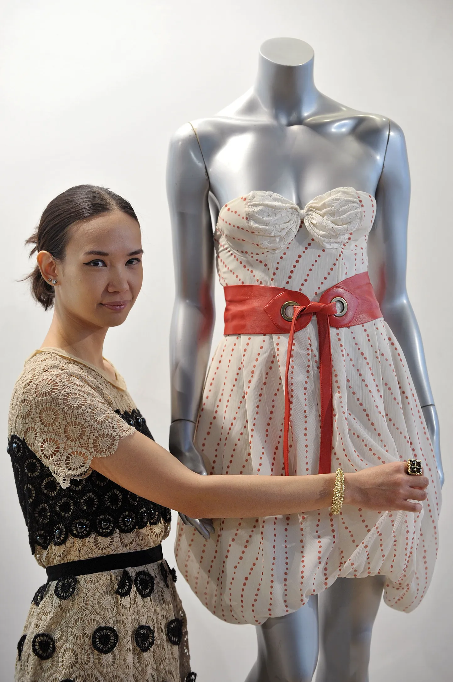 Disainer Disaya koos enda loodud kleidiga