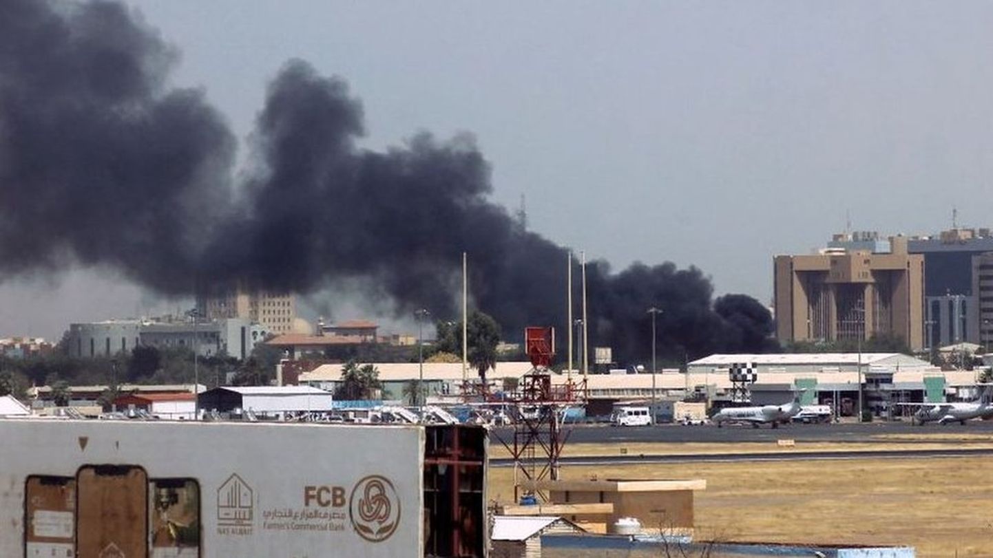 Международный аэропорт Хартума не может работать из-за военных действий