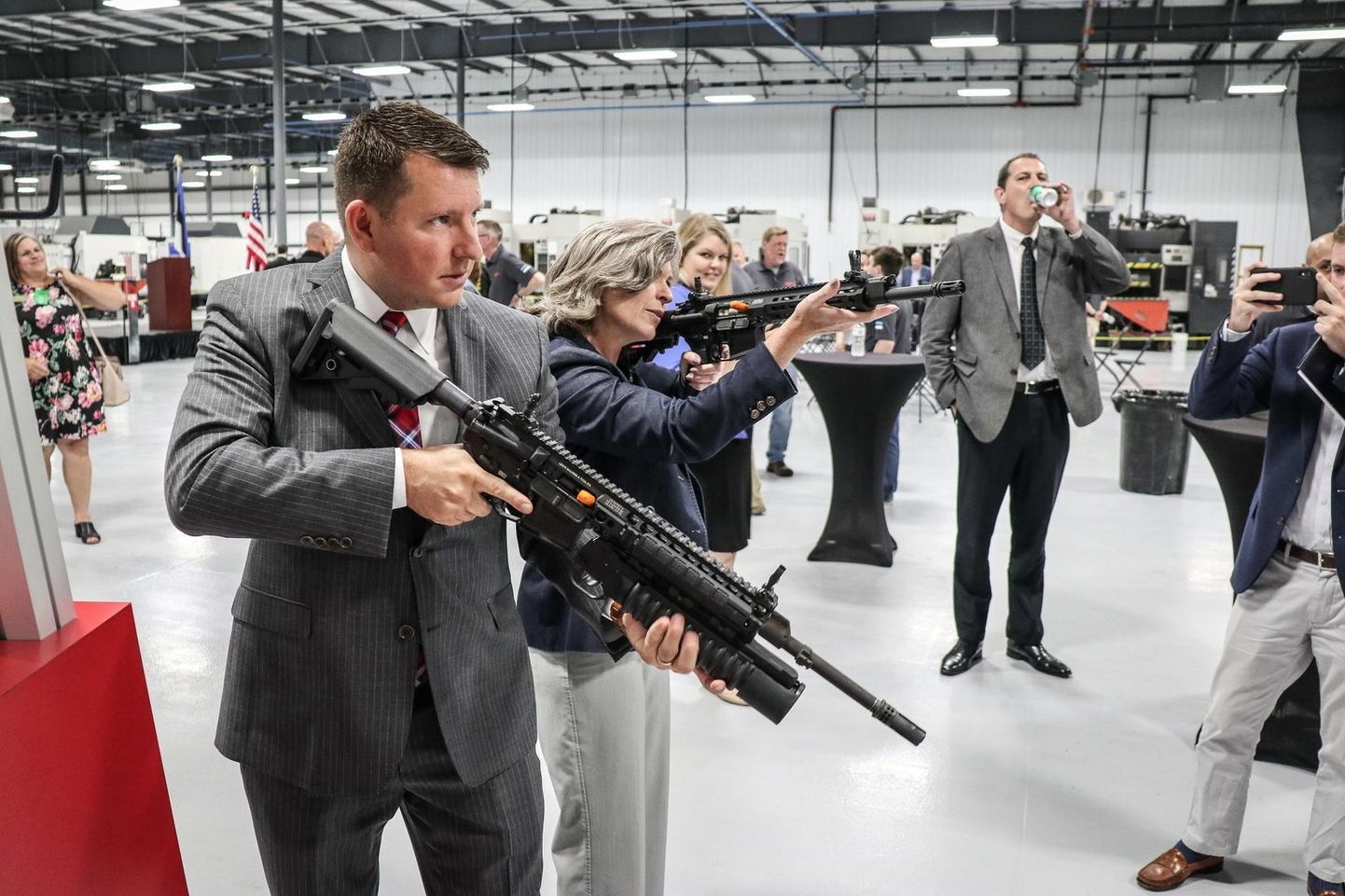 Eesti suursaadik USAs Jonatan Vseviov ja USA senaator Joni Ernst poseerisid uute automaatidega relvaostu lepingu sõlmimisel.
