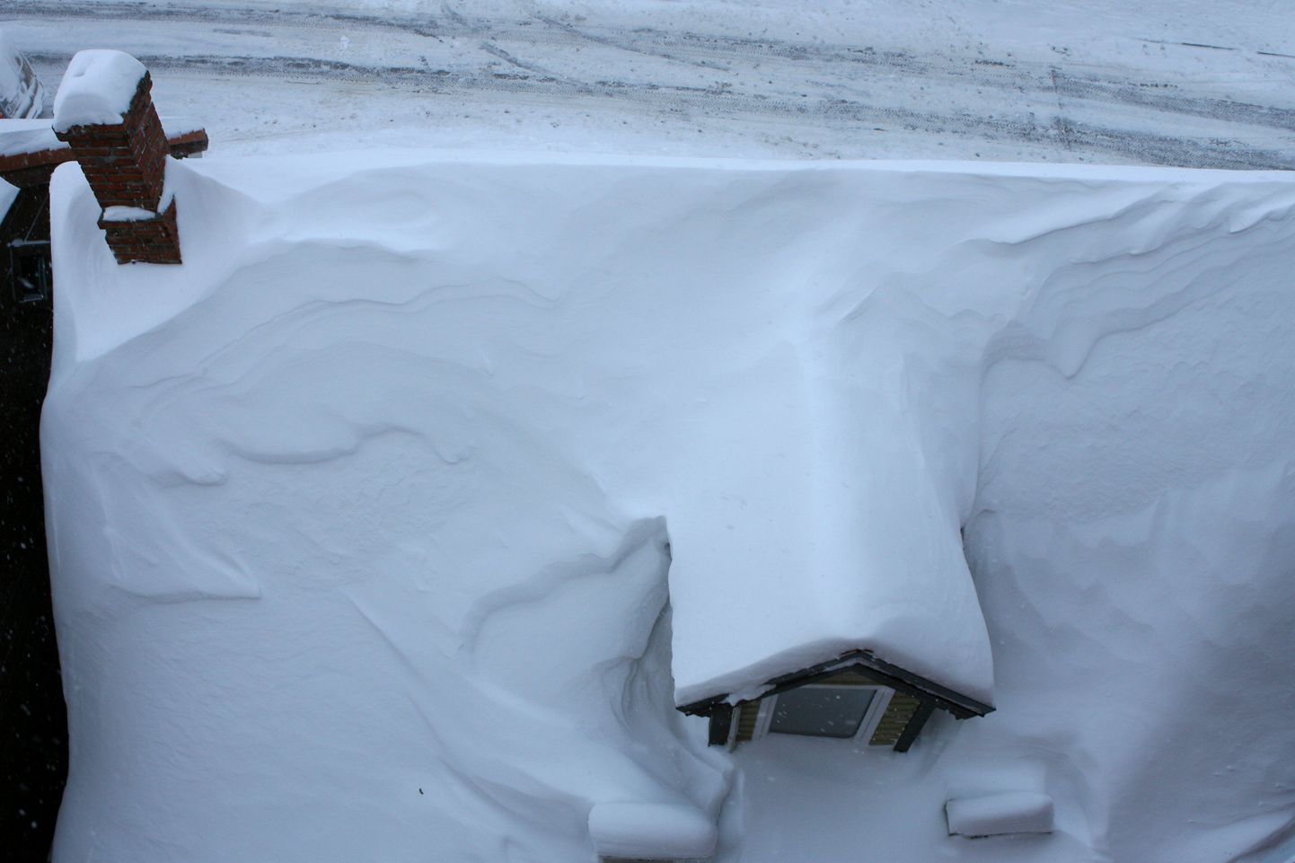 Katusele kogunenud lumi võib ühel hetkel ehitisele saatuslikuks saada. Pildil lumine katus Viljandis.