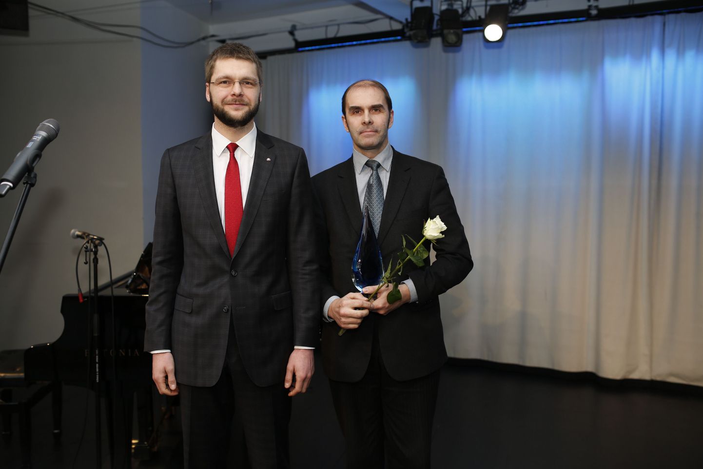 Maarja kooli direktor Jaanus Rooba (paremal)pälvis Jevgeni Ossinovski tunnustuse.