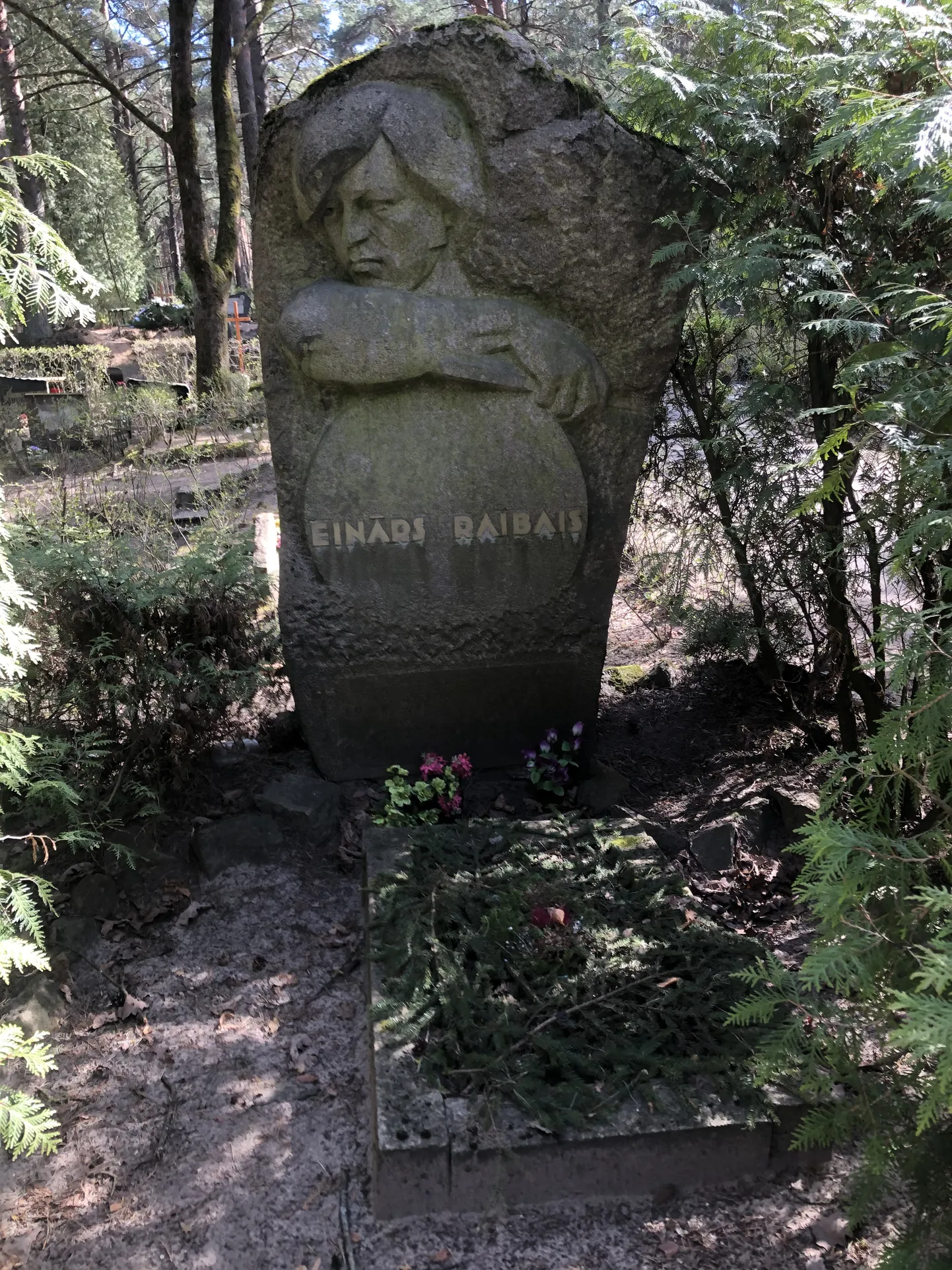 Eināra Raibā kapa piemineklis Pļavnieku kapsētā.