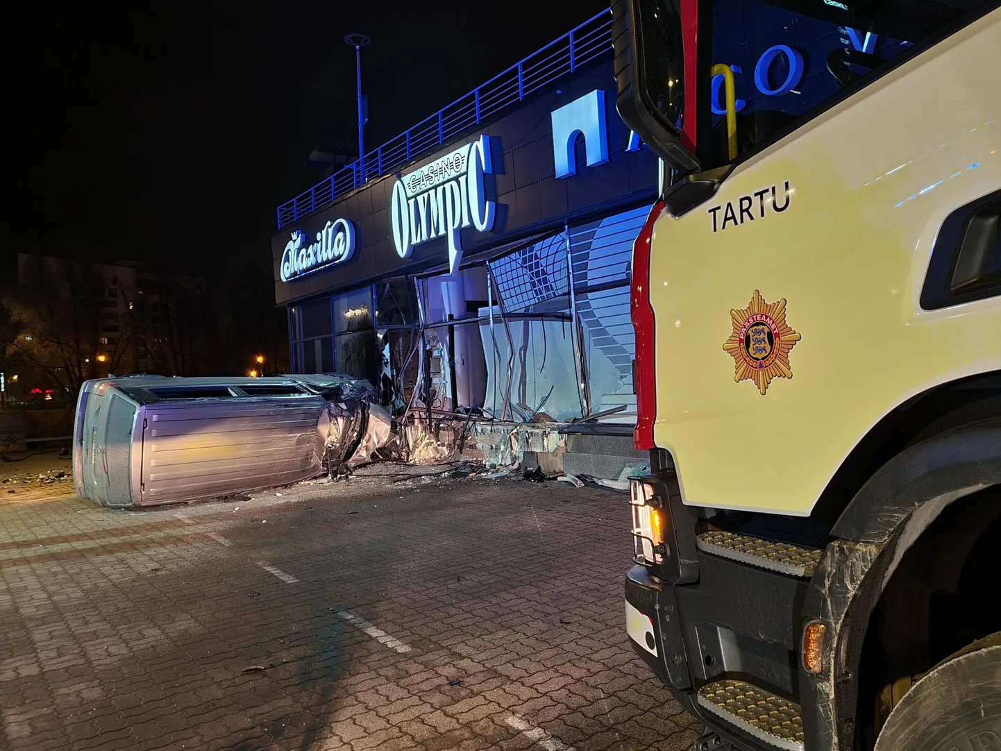 Tartu südalinnas hilisõhtul väikebussiga kihutanud mehe sõit lõppes Tasku keskuse poe aknas.