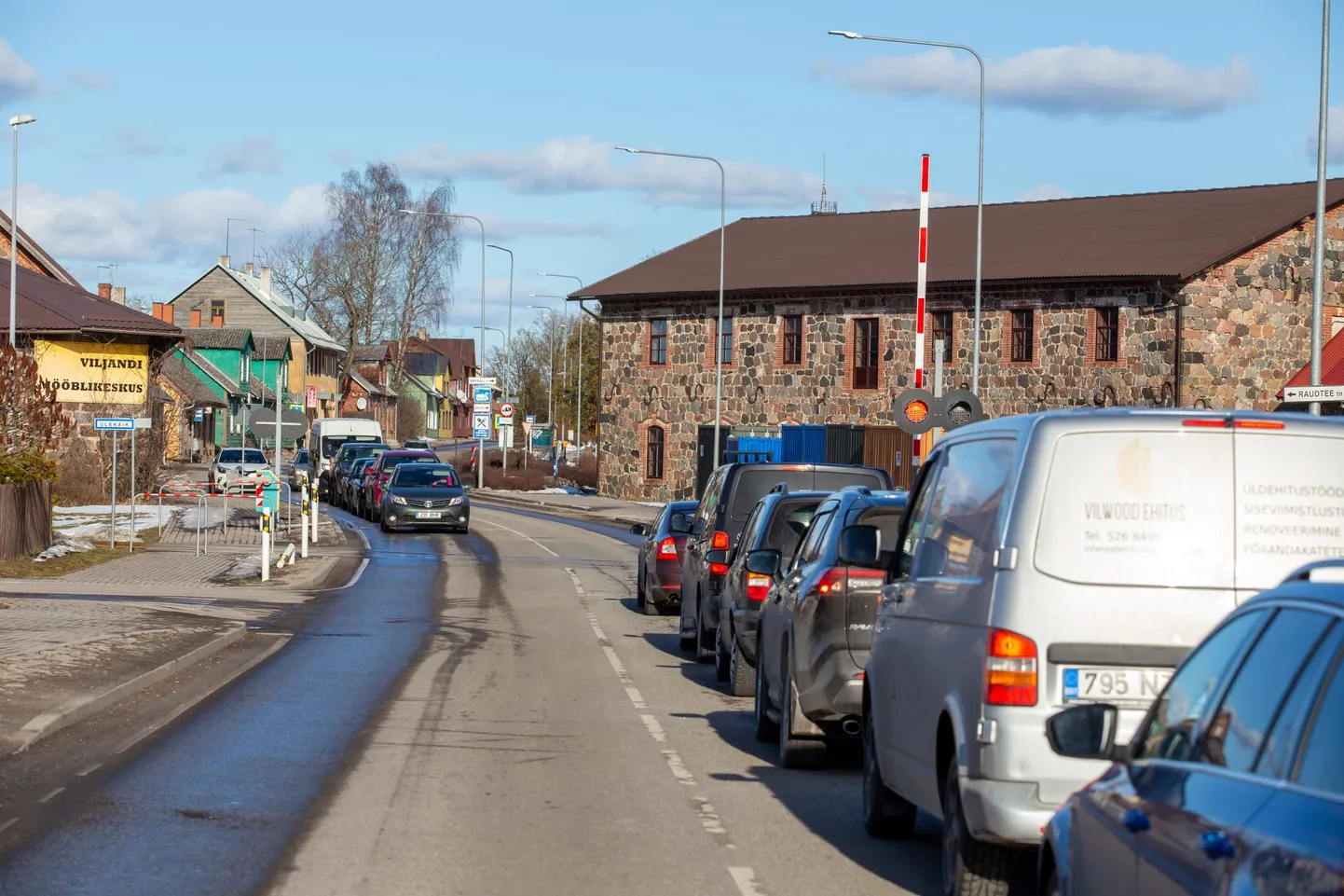 Mahasõidetud tõkkepuu lülitas tööle foorituled ega lubanud autodel raudteed ületada.