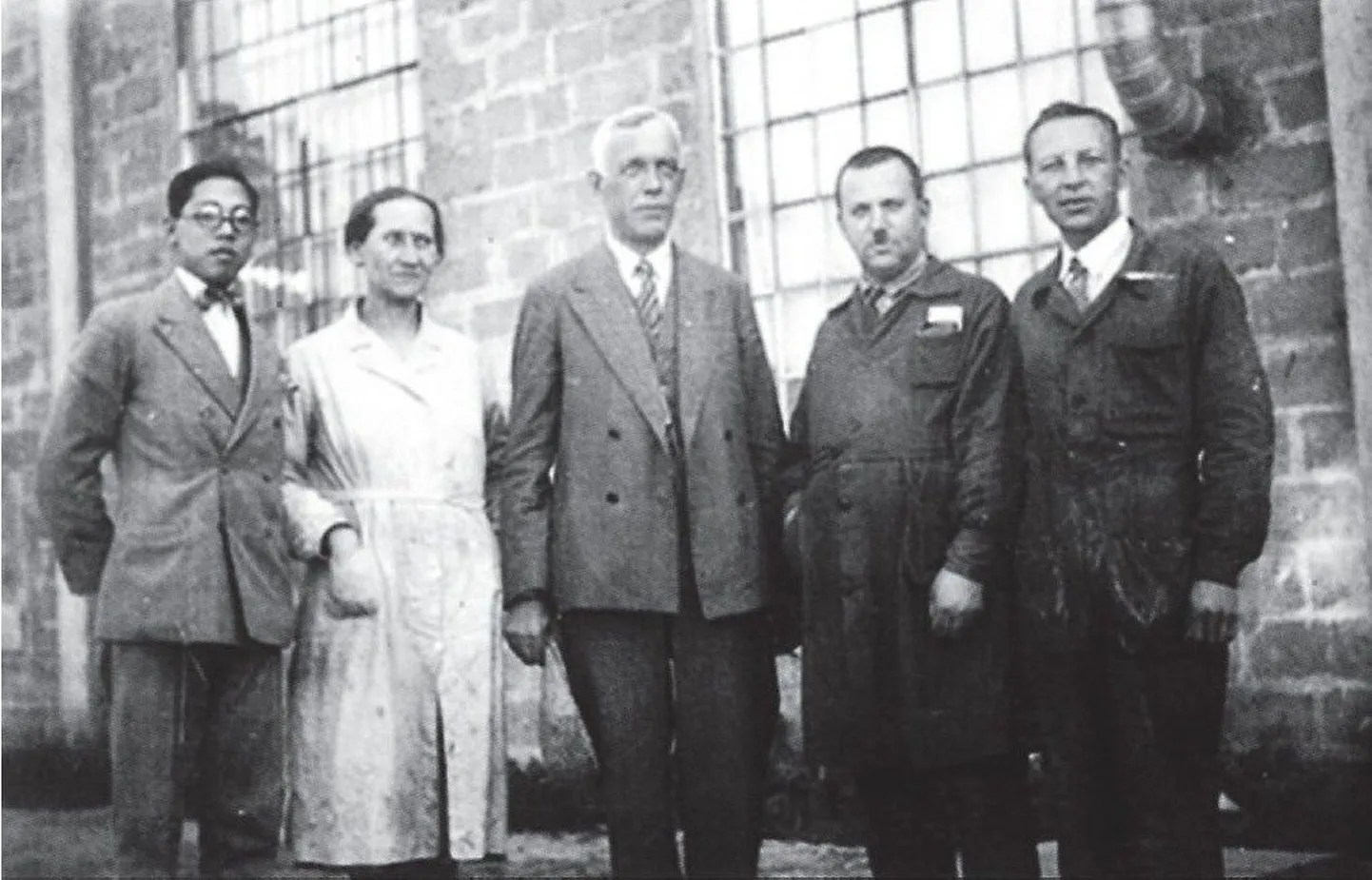 Kummivabriku Põhjala direktor Harry Feldmann (keskel) koos oma kaastöölistega.