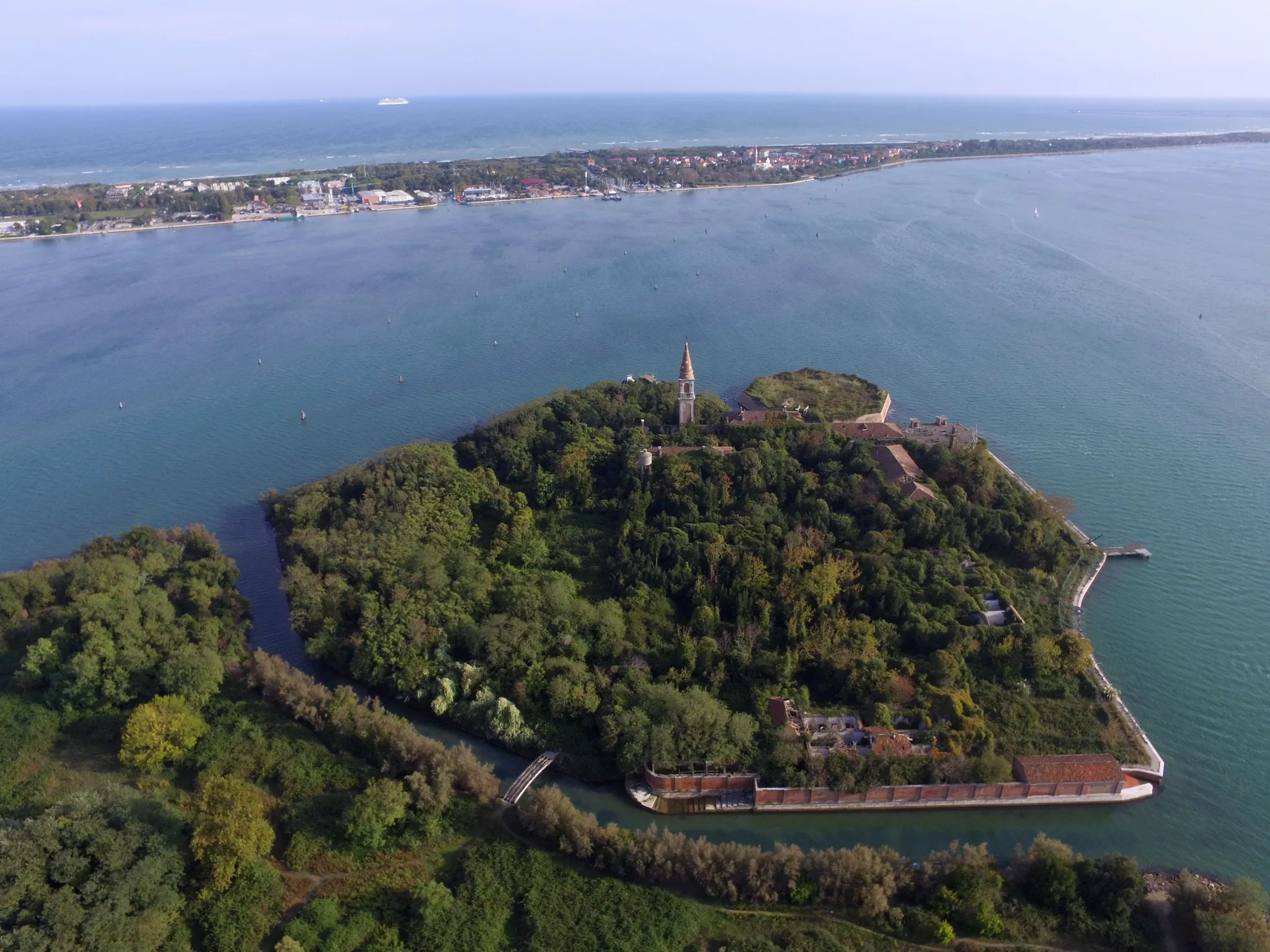 Saart läbiv kanal jagab Poveglia kaheks osaks.