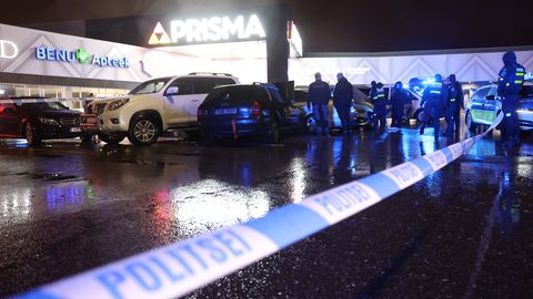 FOTOD ⟩ Audi sõitis Sikupilli keskuse parklas otsa kolmele sõidukile