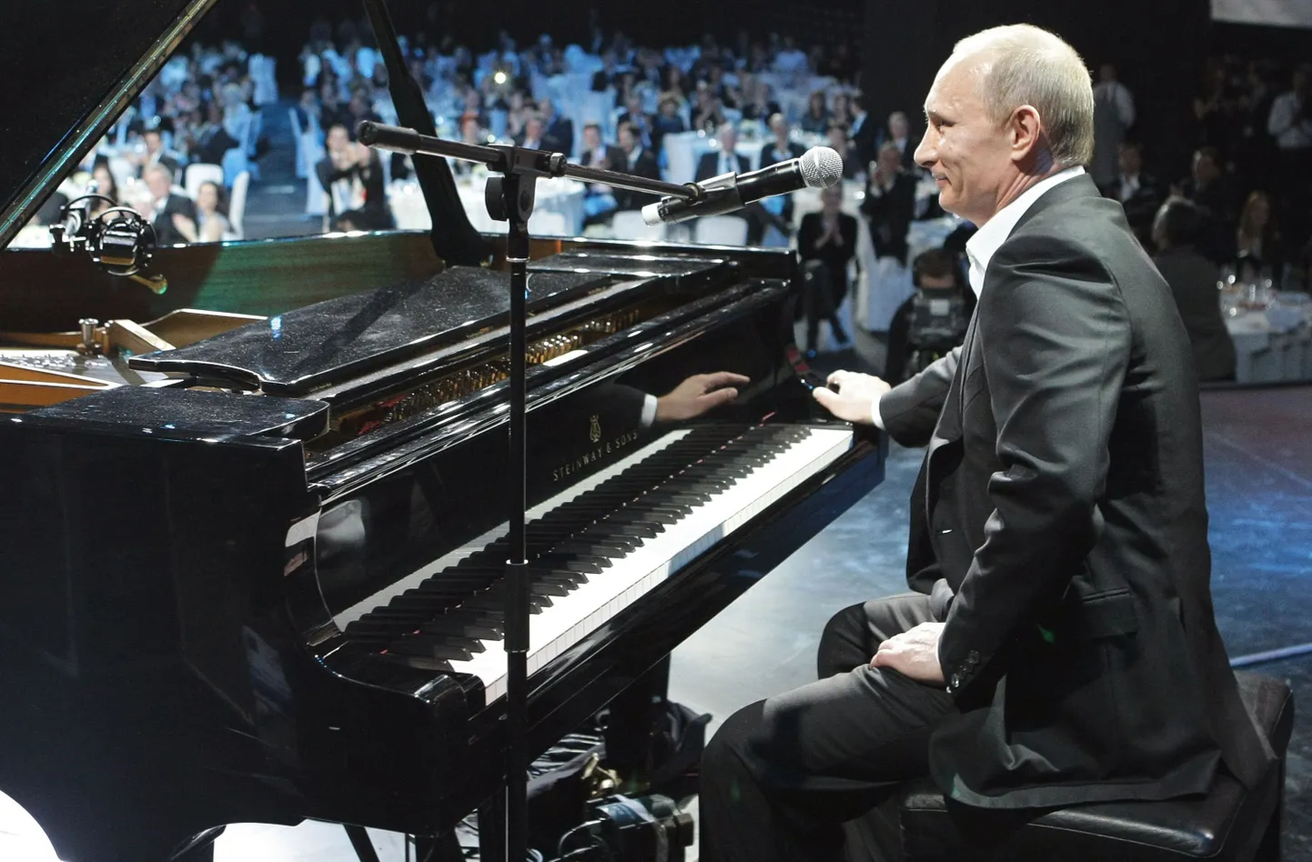 Vladimir Putin heategevuskontserdil Peterburis 10. detsembril 2010.