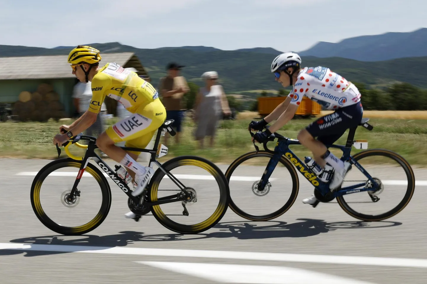 Tadej Pogačar (vasakul) ja Jonas Vingegaard kihutavad Tour de France’i võidu poole.