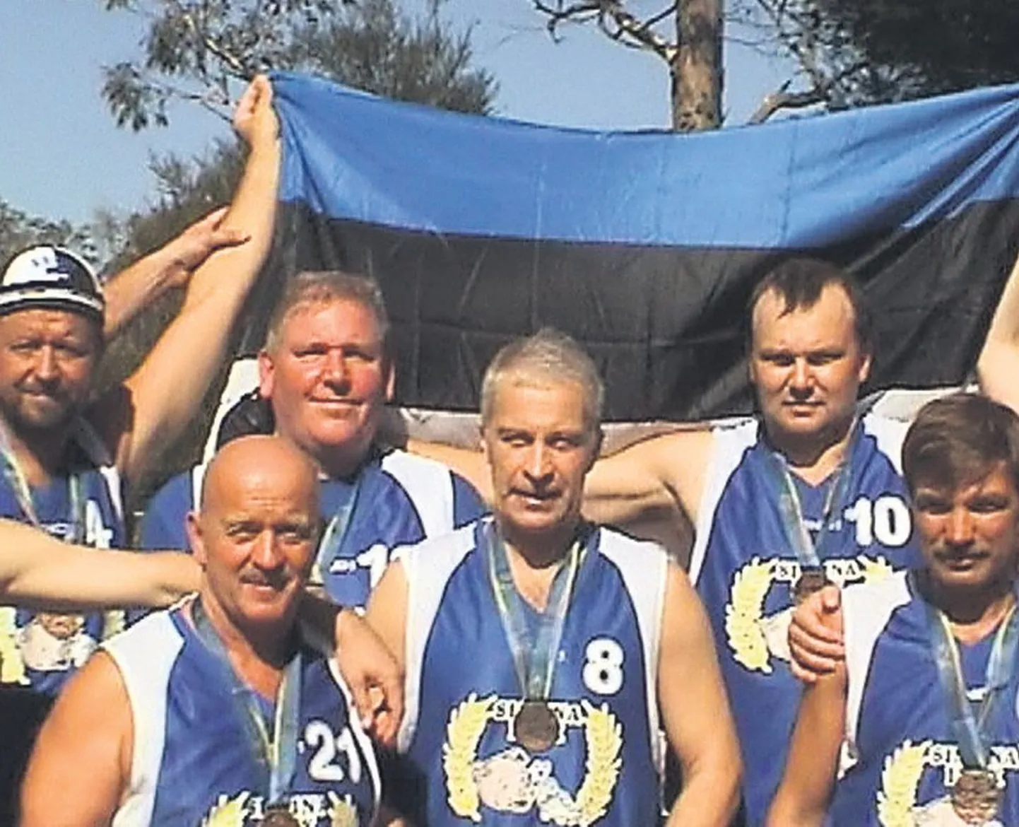 Hans Kruusamägi (all vasakul) pronksmedalid võitnud Simuna Ivaxi korvpallimeeskonnaga Sidneys.