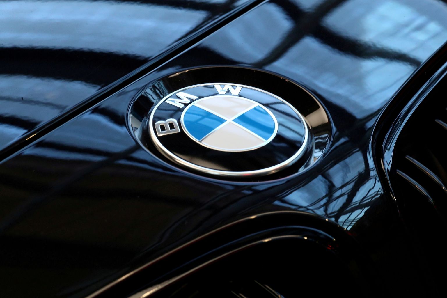 FILE PHOTO: A logo of German luxury carmaker BMW is seen in Munich, Germany, March 20, 2019. REUTERS/Michael Dalder/File Photo