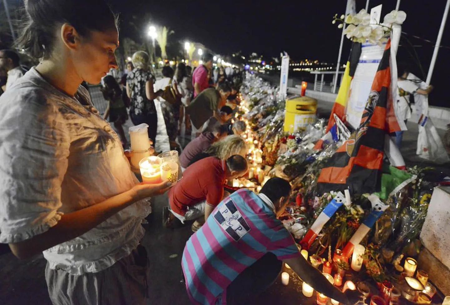 Leinajad Nice`is mälestamas terroristi teo tagajärjel hukkunuid.