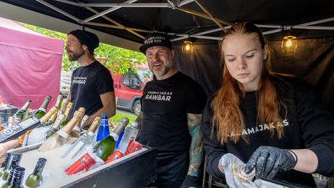 GALERII ⟩ Tänavatoidufestivalilt koorus välja suvisele Pärnule omane hommikurituaal