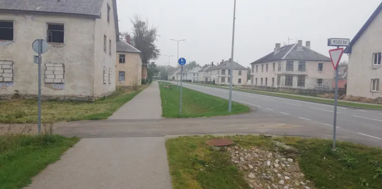Keset eramurajooni laiutavad vanad tööliselamud, mis on katki või väga katki.