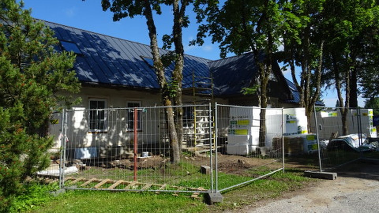 Kolm aastat kestnud vaikelu Lohusuu vana postimaja ümberehitamisel sai sel kevadel läbi ja praegu käib töö täie hooga.