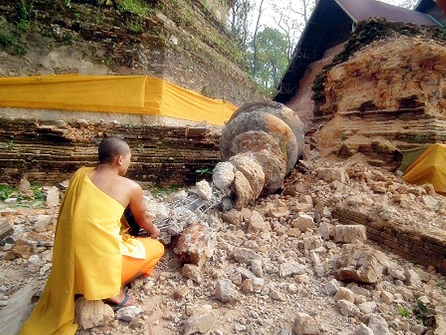 Buda munk palvetamas Birma ja Tai piiril asuval alal, mis sai maavärinas kannatada