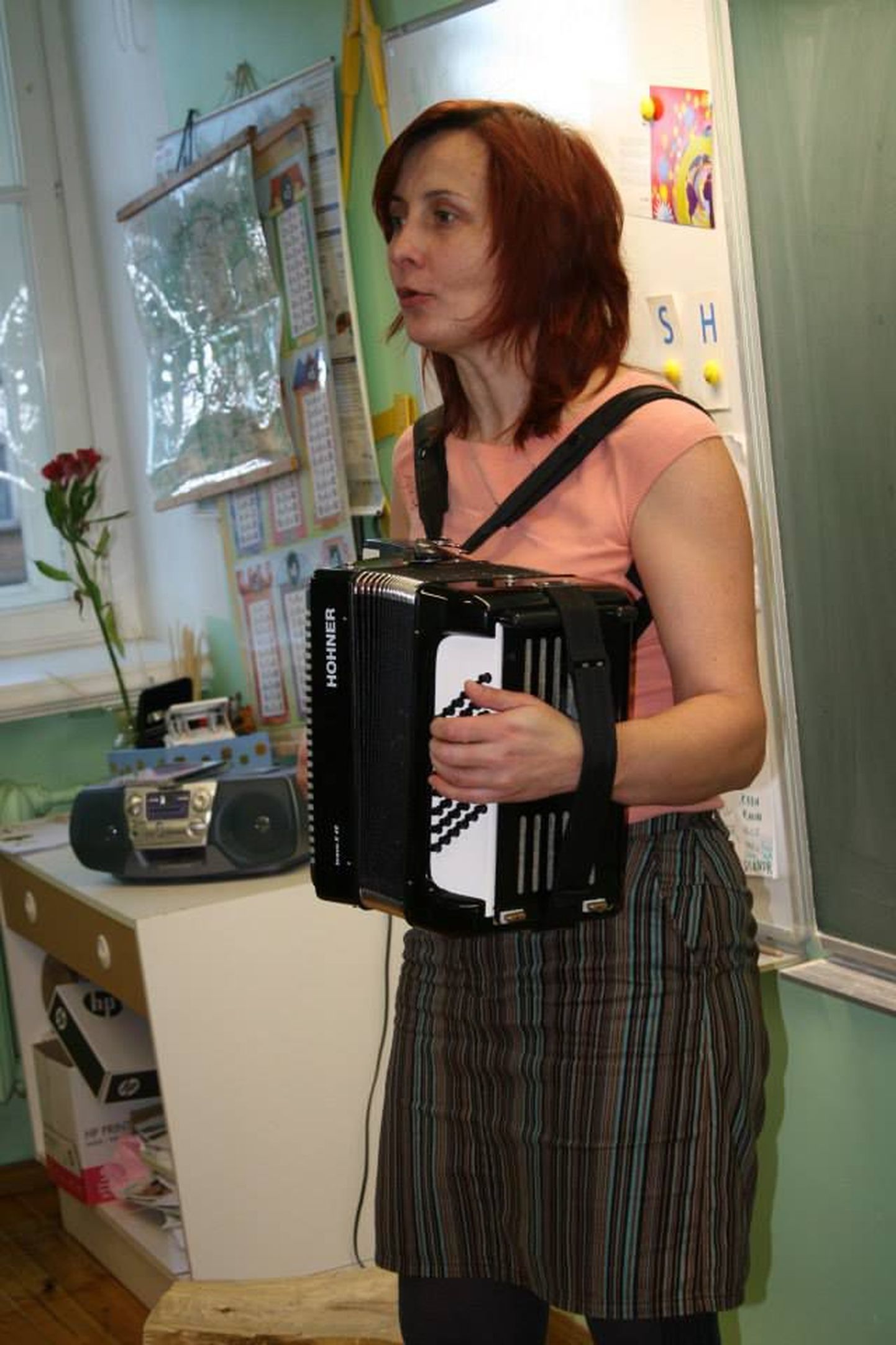 Sindi lasteaia muusikaõpetaja Ülle Jantson andis Vanalinna kooli õpikeskuse lastele põneva muusikatunni.