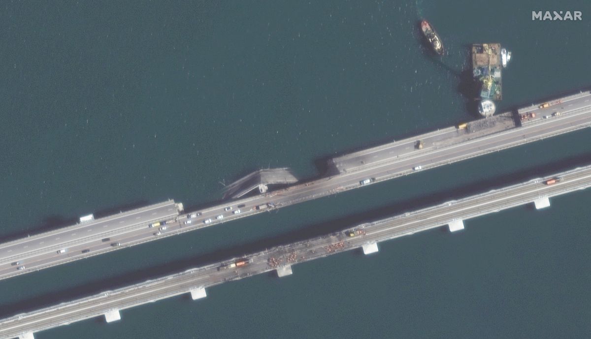 Вид на Крымский мост 12 октября, через четыре дня после взрыва