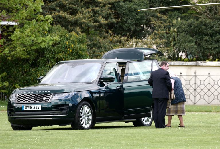 Elizabeth II lendas helikopteriga Kensingtoni palee juurde, et minna oma kuuendat lapselapselast, prints Louis'd vaatama